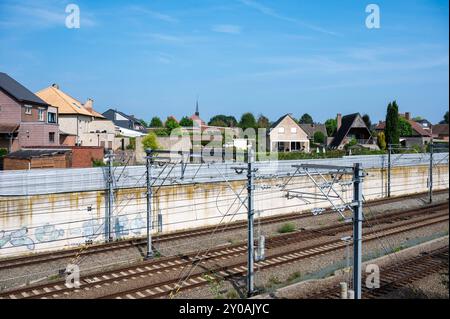 Ternat, Brabant flamand, Belgique, 31 août 2024 - voies ferrées et électrification, vue en grand angle Banque D'Images