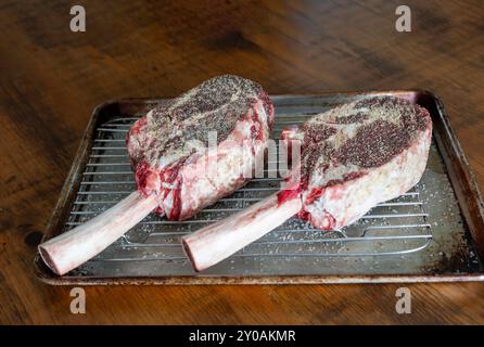 Steaks Tomahawk crus prêts pour le barbecue Banque D'Images