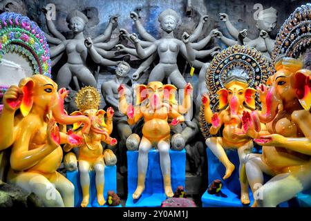 Les idoles du Seigneur Ganesha sont exposées dans un magasin de la région de Kumortuli où des statues religieuses sont faites, avant le festival de Ganesh Chaturthi. Le festival Ganesh Chaturthi est un festival hindou annuel. On croit que le Seigneur Ganesha est le Dieu des nouveaux départs et le Remover des obstacles, ainsi que le Dieu de la sagesse, de l'intelligence, de la fortune et de la prospérité. Banque D'Images