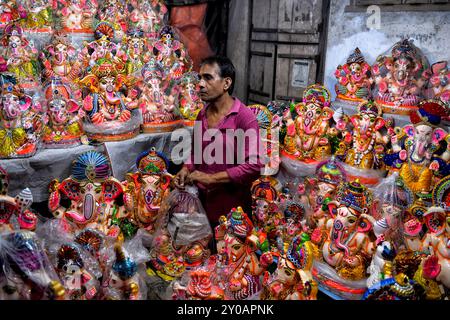 Kolkata, Inde. 01 Sep, 2024. Un trader montre l'idole du Seigneur Ganesha à un client avant le festival Ganesh Chaturthi. Le festival Ganesh Chaturthi est un festival hindou annuel. On croit que le Seigneur Ganesha est le Dieu des nouveaux départs et le Remover des obstacles, ainsi que le Dieu de la sagesse, de l'intelligence, de la fortune et de la prospérité. (Photo par Avishek Das/SOPA images/SIPA USA) crédit : SIPA USA/Alamy Live News Banque D'Images