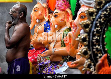 Kolkata, Inde. 01 Sep, 2024. Un trader bâille devant l'idole de Lord Ganesha dans un magasin avant le Festival de Ganesh. Le festival Ganesh Chaturthi est un festival hindou annuel. On croit que le Seigneur Ganesha est le Dieu des nouveaux départs et le Remover des obstacles, ainsi que le Dieu de la sagesse, de l'intelligence, de la fortune et de la prospérité. (Photo par Avishek Das/SOPA images/SIPA USA) crédit : SIPA USA/Alamy Live News Banque D'Images