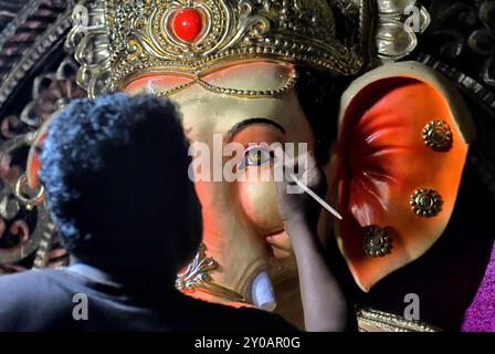 Kolkata, Inde. 01 Sep, 2024. Un artiste met la touche finale à une idole du Seigneur Ganesha pour le prochain festival Ganesh Chaturthi au hub artistique Kumortuli. Le festival Ganesh Chaturthi est un festival hindou annuel. On croit que le Seigneur Ganesha est le Dieu des nouveaux départs et le Remover des obstacles, ainsi que le Dieu de la sagesse, de l'intelligence, de la fortune et de la prospérité. (Photo par Avishek Das/SOPA images/SIPA USA) crédit : SIPA USA/Alamy Live News Banque D'Images