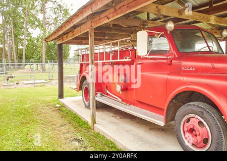 Moteur de pompiers Dodge vintage construit par Peter Pirsch and sons Co, Wisconsin, USA, 1948-1949. Exposé en ville près du bâtiment des pompiers de la ville ! Banque D'Images