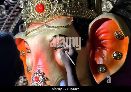 Kolkata, Inde. 01 Sep, 2024. Un artiste met la touche finale à une idole du Seigneur Ganesha pour le prochain festival Ganesh Chaturthi au hub artistique Kumortuli. Le festival Ganesh Chaturthi est un festival hindou annuel. On croit que le Seigneur Ganesha est le Dieu des nouveaux départs et le Remover des obstacles, ainsi que le Dieu de la sagesse, de l'intelligence, de la fortune et de la prospérité. (Photo par Avishek Das/SOPA images/SIPA USA) crédit : SIPA USA/Alamy Live News Banque D'Images