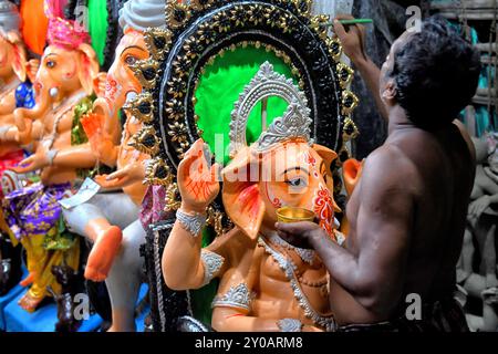 Kolkata, Inde. 01 Sep, 2024. Un artiste met la touche finale à une idole du Seigneur Ganesha pour le prochain festival Ganesh Chaturthi au hub artistique Kumortuli. Le festival Ganesh Chaturthi est un festival hindou annuel. On croit que le Seigneur Ganesha est le Dieu des nouveaux départs et le Remover des obstacles, ainsi que le Dieu de la sagesse, de l'intelligence, de la fortune et de la prospérité. (Photo par Avishek Das/SOPA images/SIPA USA) crédit : SIPA USA/Alamy Live News Banque D'Images
