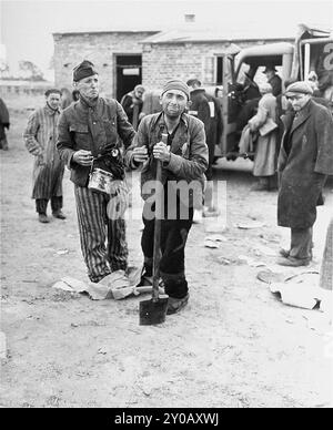 Un survivant qui pense que les soldats américains ont oublié de l'évacuer de Woebbelin éclate en larmes dans l'enceinte. Les SS ont ouvert Wöbbelin en février 1945 pour héberger des prisonniers des camps de concentration qu'ils avaient évacués d'autres camps pour empêcher leur libération par les Alliés. Le camp a été libéré le 2 mai 1945. La photo est datée du 4 mai 1945, deux jours après la libération. Cet homme brisé n'a bien sûr pas été abandonné. Banque D'Images