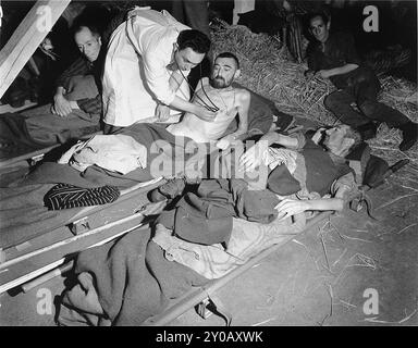 Les survivants français de Woebbelin sont examinés par un médecin polonais après la libération. Les SS ont ouvert Wöbbelin en février 1945 pour héberger des prisonniers des camps de concentration qu'ils avaient évacués d'autres camps pour empêcher leur libération par les Alliés. Le camp a été libéré le 2 mai 1945. La photo est datée du 14 mai 1945, 12 jours après sa libération. Banque D'Images