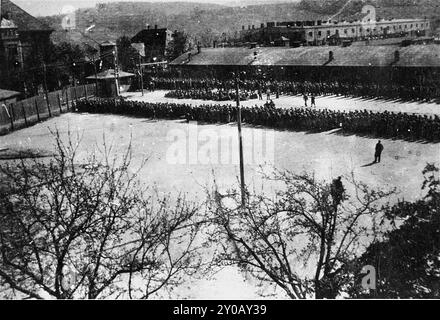 Les prisonniers nouvellement arrivés sont rassemblés dans l'Appellplatz (zone d'appel nominal) au camp de concentration de Melk. Melk était un sous-camp du camp de concentration de Mauthausen construit par les SS en 1943 bien que le complexe de Mauthausen n'était pas un centre d'extermination. Les abus, la cruauté et la négligence étaient monnaie courante. Entre 8 500 et 11 000 prisonniers sont morts dans le camp, principalement de faim ou de malnutrition. L'armée américaine libère le camp le 6 mai 1945. Banque D'Images