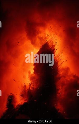 L'éruption du volcan Kilauea à Hawaï a formé un tube de lave sortant du flanc d'une falaise et se jetant dans l'océan, provoquant des explosions. Banque D'Images