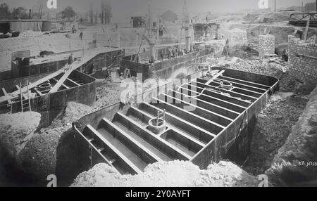 Les constructions des semelles (caissons) de la tour Eiffel. La construction a commencé le 28 janvier 1887. Les caissons étaient nécessaires sur le sol le plus proche de la Seine, qui était plus mou et avait besoin d'eux pour descendre 72 pieds vers la roche plus dure. La tour a été achevée le 31 mars 1889. Banque D'Images