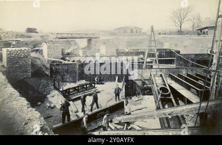 Les constructions des semelles (caissons) de la tour Eiffel. La construction a commencé le 28 janvier 1887. Les caissons étaient nécessaires sur le sol le plus proche de la Seine, qui était plus mou et avait besoin d'eux pour descendre 72 pieds vers la roche plus dure. La tour a été achevée le 31 mars 1889. Banque D'Images