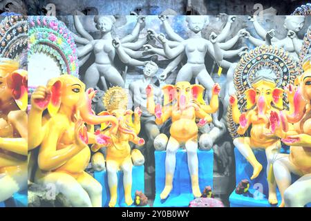 Kolkata, Bengale occidental, Inde. 1er septembre 2024. Les idoles du Seigneur Ganesha sont exposées dans un magasin de la région de Kumortuli où des statues religieuses sont faites, avant le festival de Ganesh Chaturthi. Le festival Ganesh Chaturthi est un festival hindou annuel. On croit que le Seigneur Ganesha est le Dieu des nouveaux départs et le Remover des obstacles, ainsi que le Dieu de la sagesse, de l'intelligence, de la fortune et de la prospérité. (Crédit image : © Avishek Das/SOPA images via ZUMA Press Wire) USAGE ÉDITORIAL SEULEMENT! Non destiné à UN USAGE commercial ! Banque D'Images