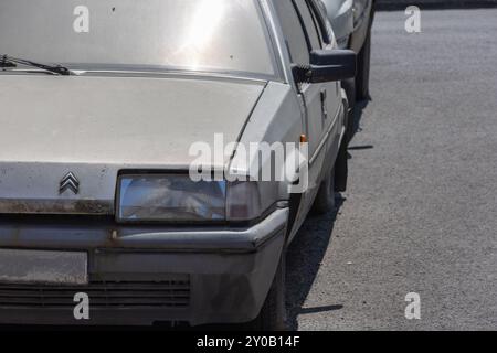 Vieille citroën blanc bx 16 trs est garée sur le bord d'une route, montrant des signes de son âge et de son utilisation Banque D'Images