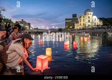 Lanternes flottantes sur la rivière, devant le dôme de la bombe atomique avec des lampes flottantes sur la rivière Motoyasu-gawa pendant la cérémonie du mémorial de la paix chaque août Banque D'Images