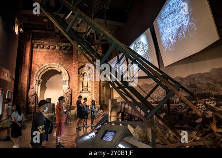 Reconstruction du mur latéral de la cathédrale d'Urakami détruit par l'explosion de la bombe atomique. Bombe atomique Musée du Mémorial de la paix de Nagasaki, Nagasaki, Japon Banque D'Images