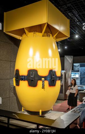 Réplique de Fat Man, dans le musée du Mémorial de la paix de Nagasaki à la bombe atomique, Nagasaki, Japon Banque D'Images