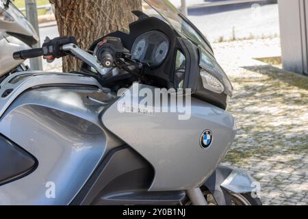 Gros plan d'une moto bmw R 1200 rt argentée garée par une journée ensoleillée, mettant en valeur son design élégant et sa présence puissante Banque D'Images