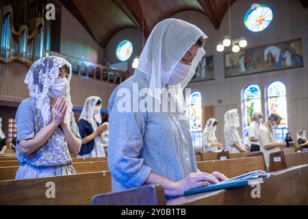 Messe matinale le 9 août, chaque année, en mémoire des victimes de la bombe atomique. Cathédrale d'Urakami, Nagasaki, Japon Banque D'Images