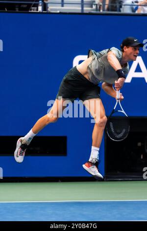 Jannik Sinner (ITA) participe à la première ronde des US Open Tennis Championships 2024, au USTA Billie Jean King National Tennis Center à Flushing Meadow, New York, le 27 août 2024. Banque D'Images