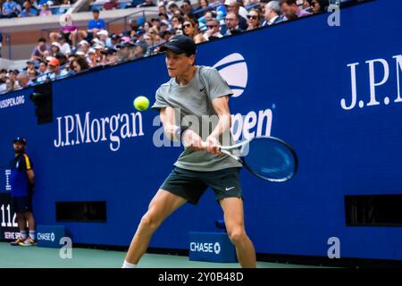Jannik Sinner (ITA) participe à la première ronde des US Open Tennis Championships 2024, au USTA Billie Jean King National Tennis Center à Flushing Meadow, New York, le 27 août 2024. Banque D'Images