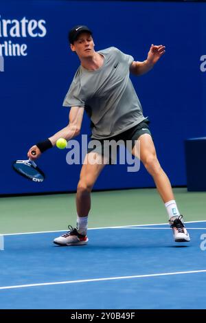 Jannik Sinner (ITA) participe à la première ronde des US Open Tennis Championships 2024, au USTA Billie Jean King National Tennis Center à Flushing Meadow, New York, le 27 août 2024. Banque D'Images