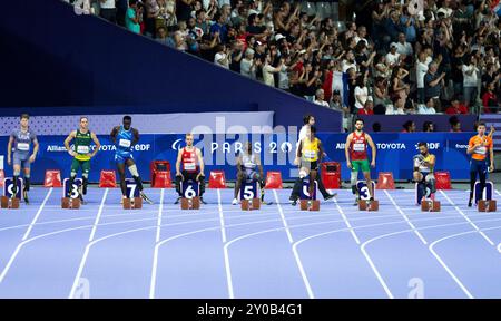 PARIS, FRANCE - 01 SEPTEMBRE : Johannes Floors of germany (4.l), classe T62 sur 100m court Round 1 pendant le para athlétisme des Jeux paralympiques d'été de Paris 2024 au stade de France le 01 septembre 2024 à Paris, France. (Photo de Mika Volkmann) crédit : Mika Volkmann/Alamy Live News Banque D'Images