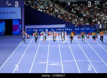 PARIS, FRANCE - 01 SEPTEMBRE : Johannes Floors of germany (4.l), classe T62 sur 100m court Round 1 pendant le para athlétisme des Jeux paralympiques d'été de Paris 2024 au stade de France le 01 septembre 2024 à Paris, France. (Photo de Mika Volkmann) crédit : Mika Volkmann/Alamy Live News Banque D'Images