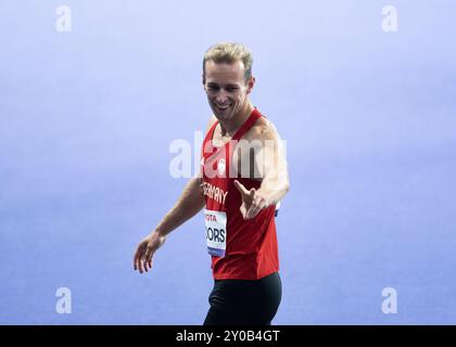 PARIS, FRANCE - 01 SEPTEMBRE : Johannes Floors d'allemagne (M), classe T62 après le 100m Round 1 heureux lors du para athlétisme des Jeux paralympiques d'été de Paris 2024 au stade de France le 01 septembre 2024 à Paris, France. (Photo de Mika Volkmann) crédit : Mika Volkmann/Alamy Live News Banque D'Images