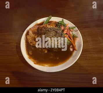 Plat principal de côtes levées, purée de pommes de terre et légumes Banque D'Images