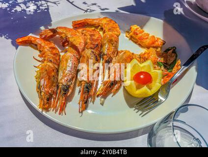 Déjeuner au restaurant Splendide à Bellagio. Nous nous sommes assis juste au bord du lac de Côme. Déjeuner entrée de crevettes frites (avec les têtes encore attachées dans l'UE Banque D'Images