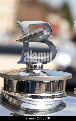 Une mascotte sur une Bentley classique 1939 au concours of Elegance 2024 Banque D'Images