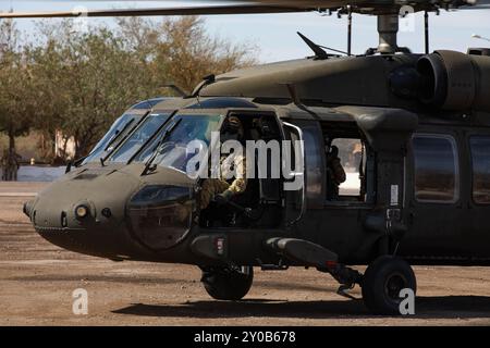 Un pilote de l'armée américaine se prépare à piloter un hélicoptère UH-60 Blackhawk affecté au 1er bataillon du 228e régiment d'aviation, après la cérémonie d'ouverture lors du Southern Fenix 24 (SF24) à Campo Militar Pozo Almonte, Chili, le 27 août 2024. SF24 est un exercice multinational entre les armées américaine, chilienne et Argentine visant à accroître l'interopérabilité technique et procédurale tout en renforçant la coopération hémisphérique. Il s'agit du premier exercice dirigé par l'armée américaine où la plate-forme M142 High Mobility Artillery Rocket System est déployée dans la zone d'opérations du commandement sud. (U.S. Army National Guard ph Banque D'Images