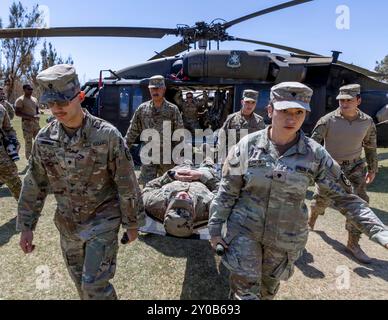 La Garde nationale de l'armée du Texas et des soldats de l'armée chilienne transportent une litière d'un hélicoptère US UH-60 Blackhawk tout en menant une formation d'évacuation médicale pendant Southern Fenix 24 (SF24) à Campo Militar Pozo Almonte, Chili, le 29 août 2024. SF24 est un exercice multinational entre les armées américaine, chilienne et Argentine visant à accroître l'interopérabilité technique et procédurale tout en renforçant la coopération hémisphérique. (Photo de la Garde nationale de l'armée américaine par le sergent de première classe Jonathan Pietrantoni) Banque D'Images