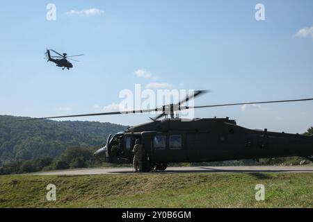 Les soldats américains affectés à la 173e brigade aéroportée se préparent aux manœuvres d'entraînement pendant la jonction 24 de Saber à la zone d'entraînement de Hohenfels, joint multinational Readiness Center (JMRC), Allemagne, 28 août 2024. Saber Junction est un exercice annuel mené par le 7th Army Training Command et le JMRC, conçu pour accéder à l'état de préparation des unités de l'armée américaine pour exécuter des opérations terrestres unifiées dans un environnement conjoint et combiné, et pour promouvoir l'interopérabilité avec les pays alliés et partenaires participants. (Photo de l'armée américaine par le SPC Jaimee Perez) Banque D'Images