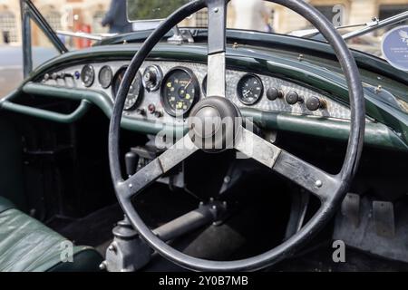 Tableau de bord de voiture classique exposé au concours of Elegance 2024 Banque D'Images