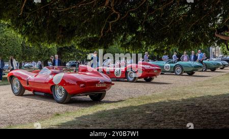 Une ligne de voitures de course classiques des années 1950 exposées au concours of Elegance 2024 Banque D'Images