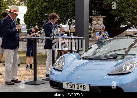 Supercar présentée aux visiteurs du concours d'élégance 2024 Banque D'Images