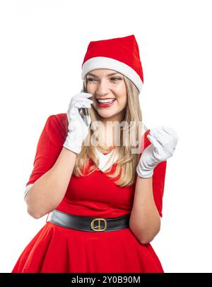 Jeune femme Père Noël parlant heureux sur le téléphone portable à Noël isolé sur fond blanc Banque D'Images