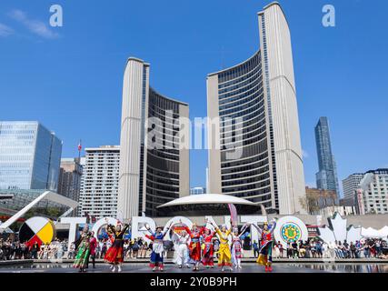 Toronto, Canada. 1er septembre 2024. Des mannequins présentent les vêtements traditionnels des minorités ethniques chinoises lors du Festival du dragon de Toronto 2024 au Nathan Phillips Square à Toronto, Canada, le 1er septembre 2024. Crédit : Zou Zheng/Xinhua/Alamy Live News Banque D'Images