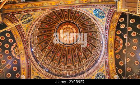 Mosquée Mohamed Ali - richement décorée vue intérieure de la face inférieure de la coupole avec calligraphie islamique complétée dans le style ottoman par Muhammed Ali Pacha en 1848 à la citadelle du Caire, en Égypte Banque D'Images