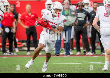 31 août 2024 : DeAngelo Irvin Jr. (10 ans), receveur des rebelles de l'UNLV, court avec le ballon lors d'un match entre les rebelles de l'UNLV et les Cougars de Houston à Houston, au Texas. Trask Smith/CSM Banque D'Images