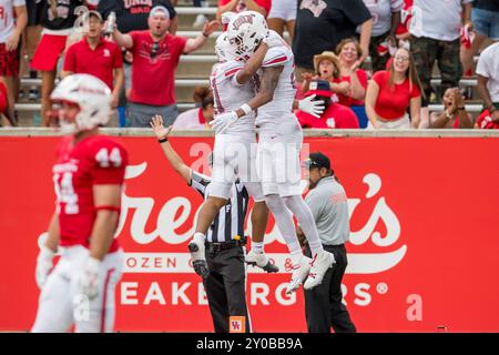31 août 2024 : Jacob de Jesus (21 ans), receveur des rebelles de l'UNLV, célèbre sa prise de touchdown avec son coéquipier Jaden Bradley (23 ans) lors d'un match entre les rebelles de l'UNLV et les Cougars de Houston à Houston, Texas. Trask Smith/CSM Banque D'Images
