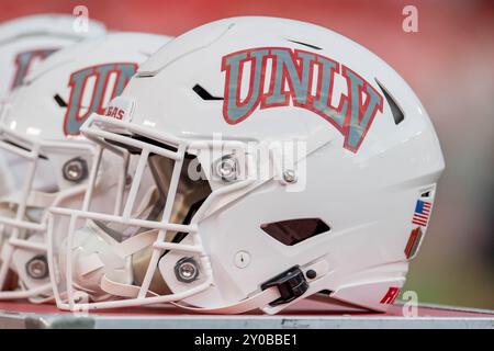 31 août 2024 : un casque UNLV Rebels est assis sur la ligne de touche lors d'un match entre les UNLV Rebels et les Houston Cougars à Houston, Texas. Trask Smith/CSM Banque D'Images