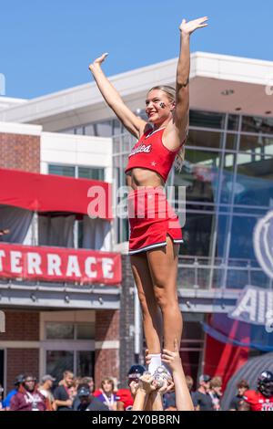 DeKalb, États-Unis. 31 août 2024. Cheerleaders divertissant la foule pour l'ouverture de la saison 2024 de la NCAA pour les Huskies de l'Université Northern Illinois vs Western Illinois University Leathernecks au Huskie Stadium le 31 2024 août score final : NIU - 54, WIU 15 (photo de Raj Chavda/Sipa USA) crédit : Sipa USA/Alamy Live News Banque D'Images