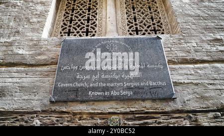 Panneau de signe pour l'église Saints Serge et Bacchus ou l'église Abu Serga, la plus ancienne église chrétienne copte au Caire et considérée comme le lieu de repos de la Sainte famille pendant leur voyage en Égypte Banque D'Images