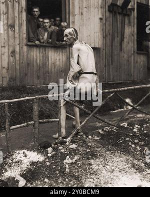 Un survivant juif extrêmement affamé à Ebensee. Ebensee était un sous-camp du camp de concentration de Mauthausen construit par les SS en 1943 pour construire des tunnels pour le stockage d'armements près de la ville d'Ebensee, en Autriche. Bien que le complexe de Mauthausen n'était pas un centre d'extermination, la cruauté et la négligence étaient monnaie courante. Entre 8 500 et 11 000 prisonniers sont morts dans le camp, principalement de faim ou de malnutrition. L'armée américaine libère le camp le 6 mai 1945. Banque D'Images