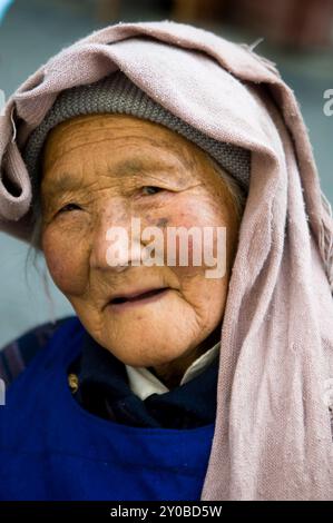 Portrait d'une femme tibétaine âgée pris à Songpan, Sichuan, Chine. Banque D'Images