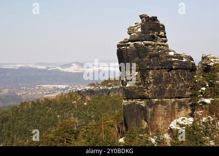 Jour d'hiver en Suisse saxonne : rocher Hunskirchen vu de la pierre du pape. Vue depuis la pierre du pape Banque D'Images