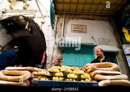 Ka'ek pain vendu à partir d'un vendeur à l'intérieur de la vieille ville de Jérusalem. Banque D'Images