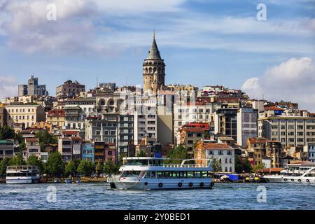 Ville d'Istanbul avec Tour Galata en Turquie, paysage urbain du quartier de Beyoglu, croisière en ferry sur la Corne d'Or Banque D'Images